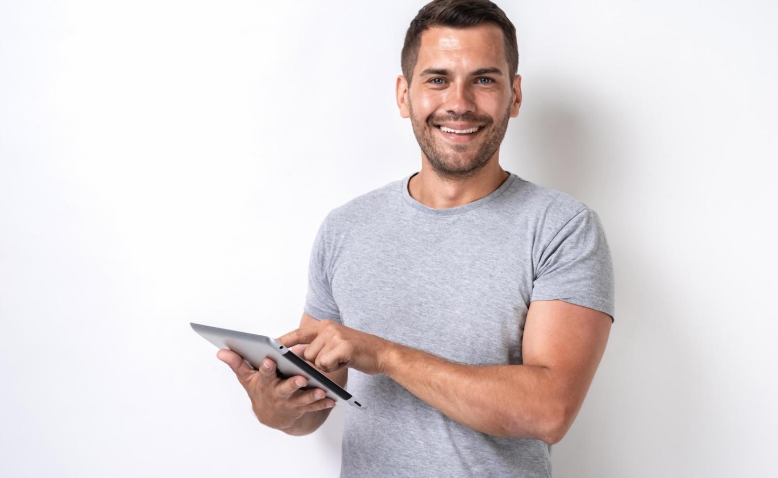 Entrepreneur travaillant sur ses finances avec des graphiques et documents budgétaires